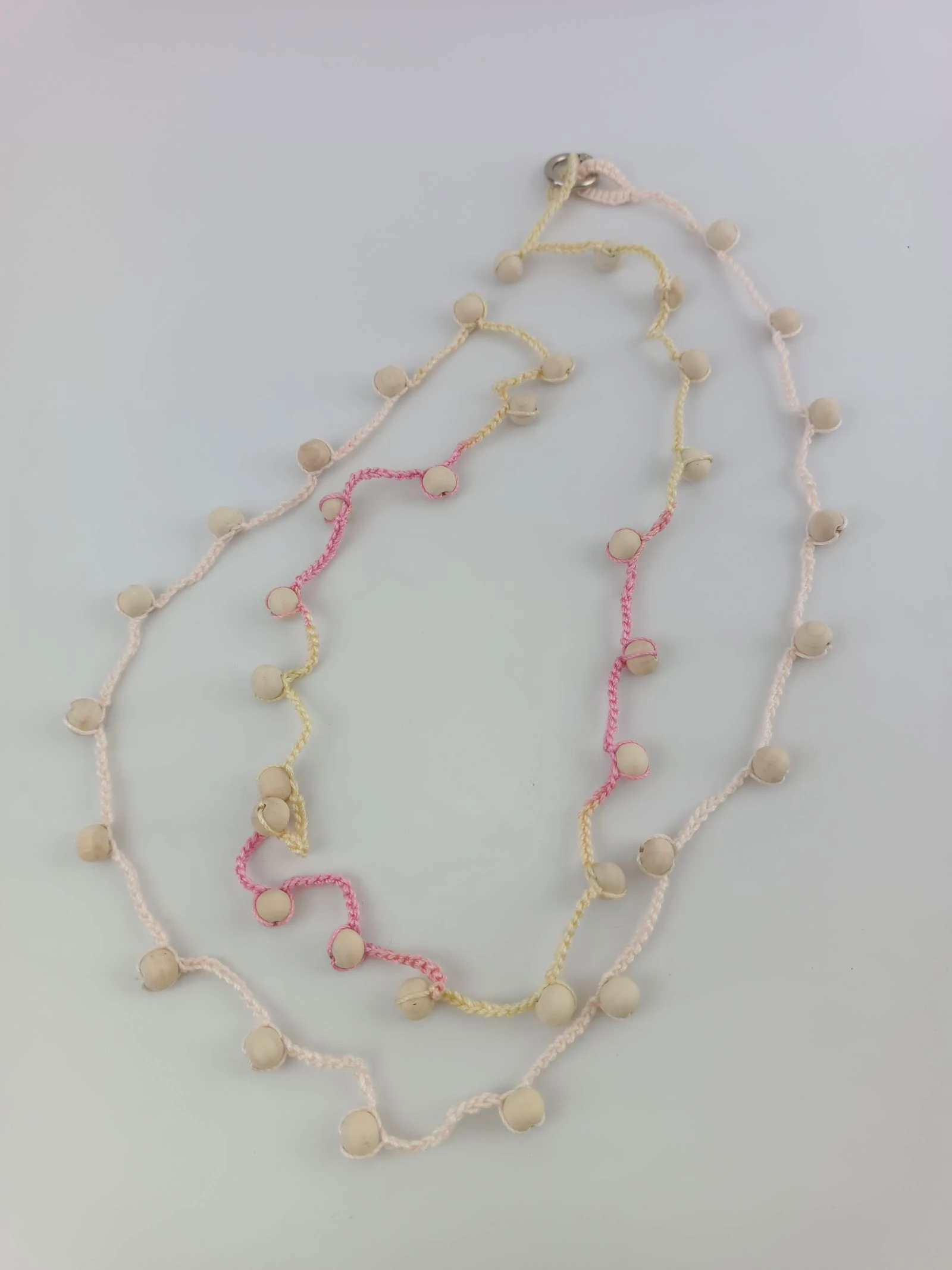 Collar largo con abalorios de madera